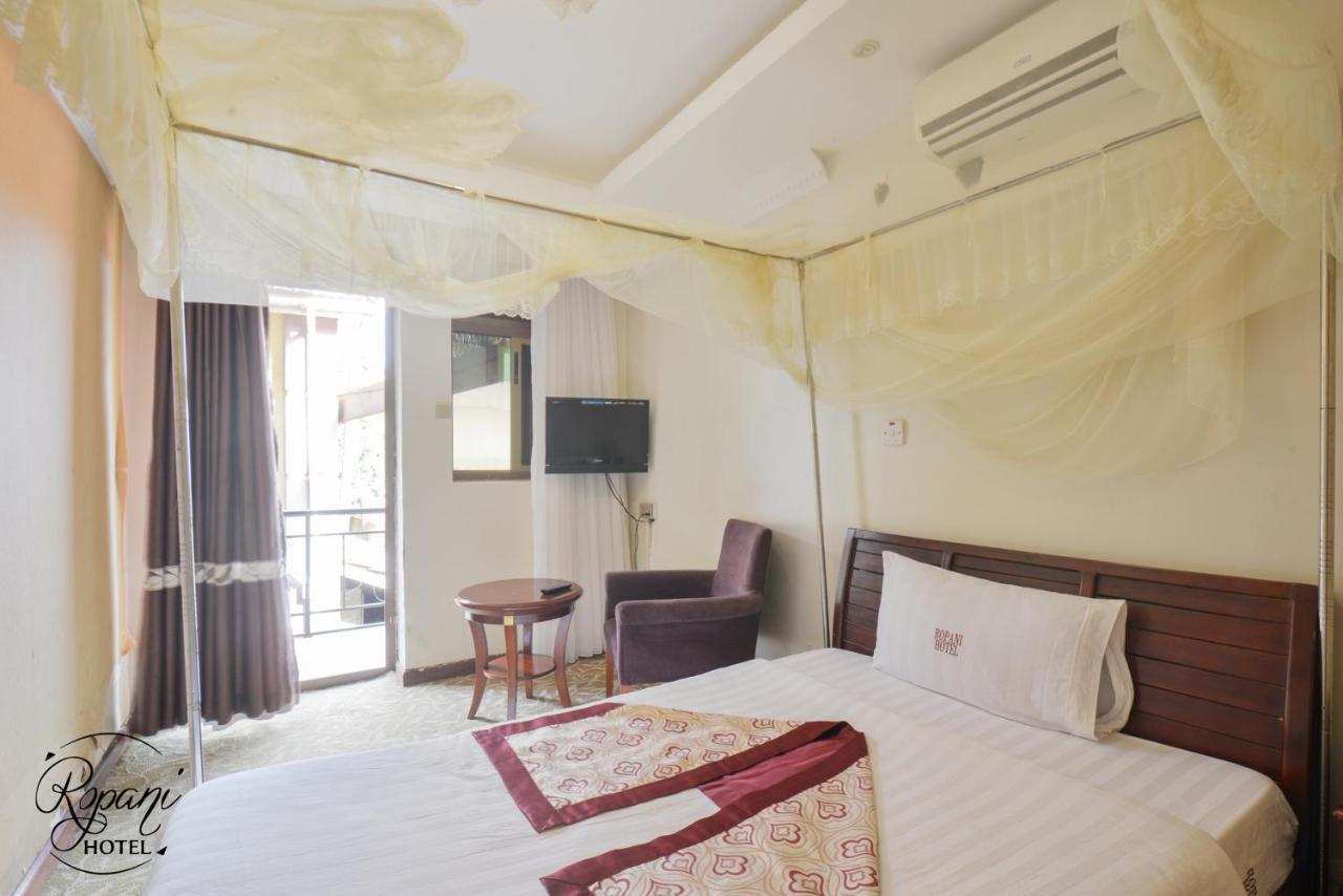 Ropani Hotel Kitende Bagian luar foto
