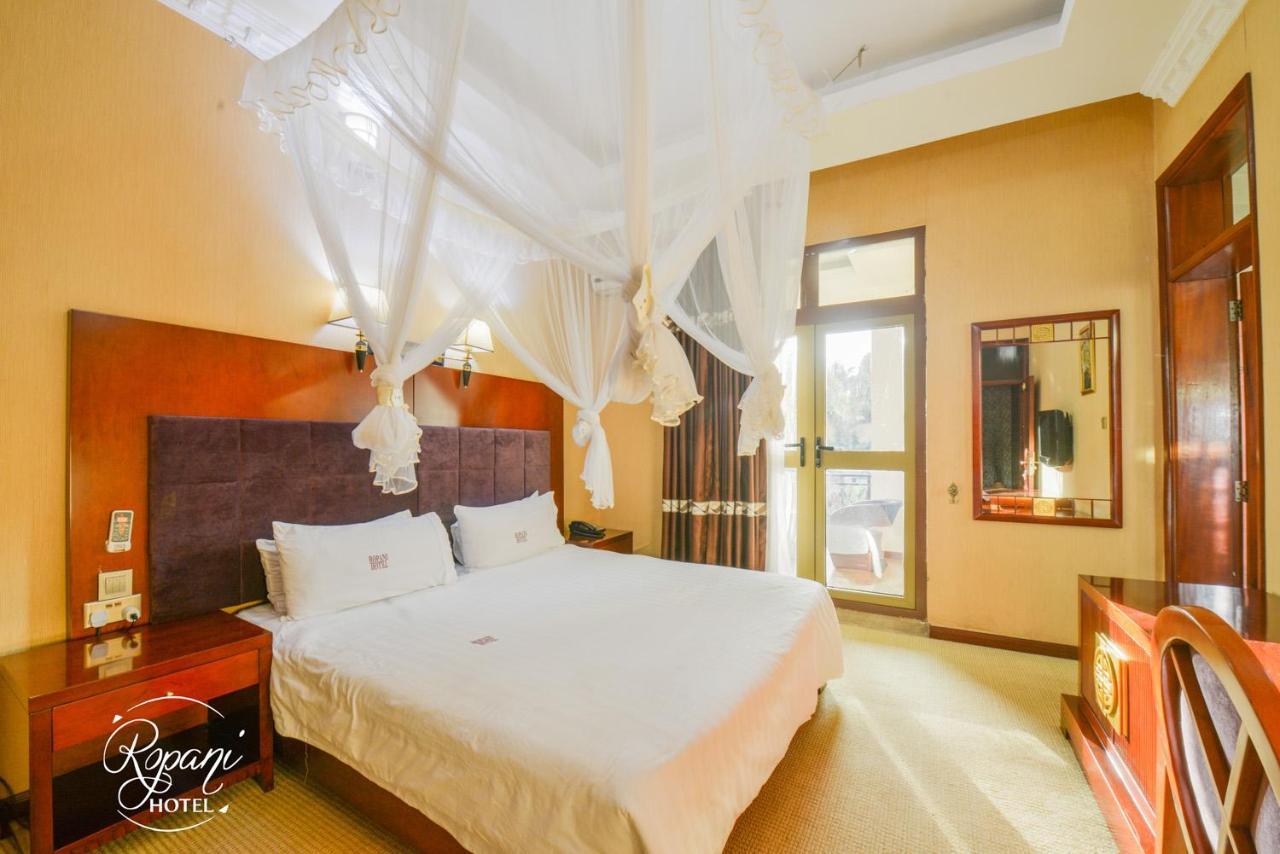 Ropani Hotel Kitende Bagian luar foto
