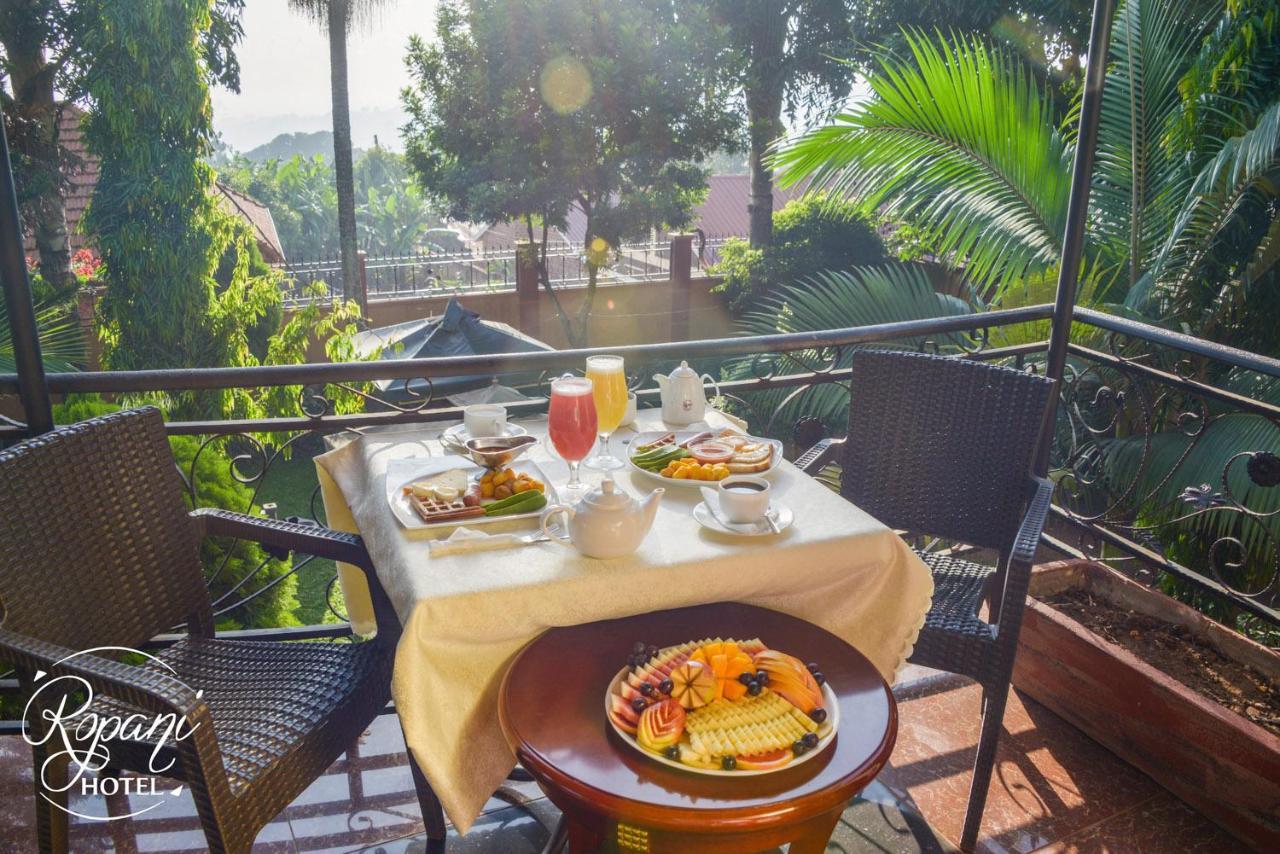 Ropani Hotel Kitende Bagian luar foto