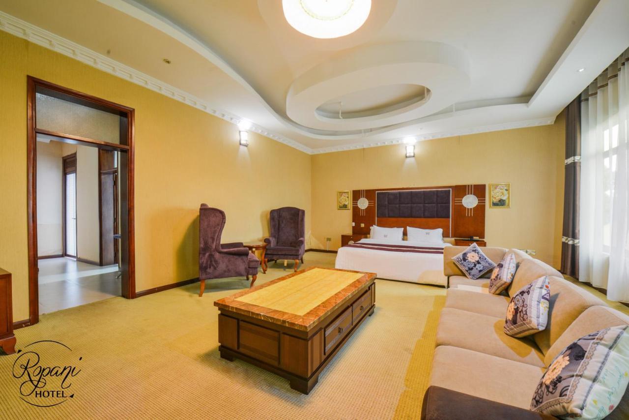 Ropani Hotel Kitende Bagian luar foto