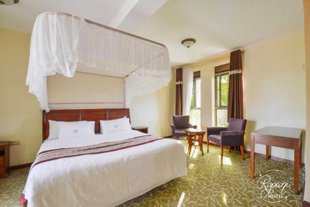 Ropani Hotel Kitende Bagian luar foto