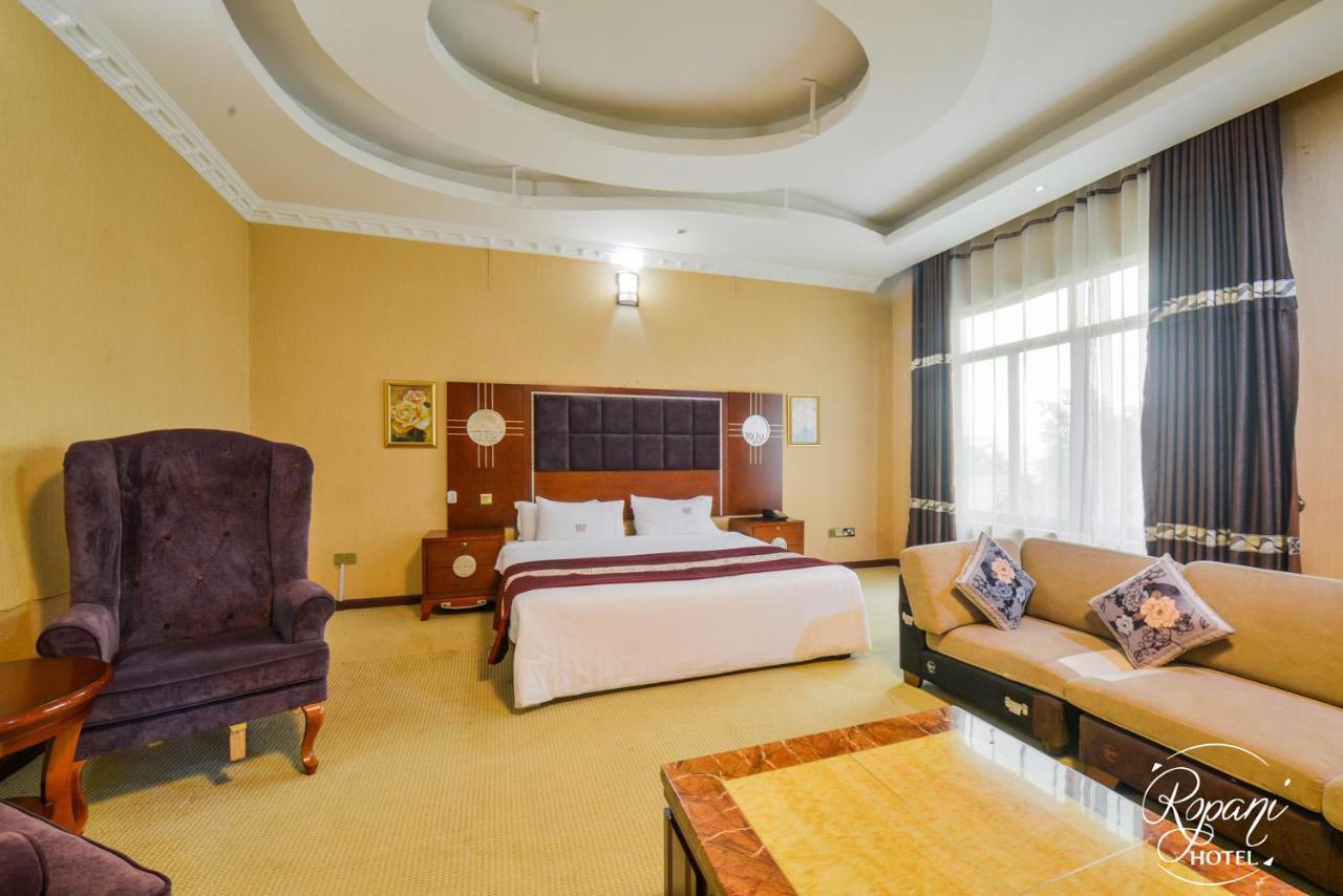 Ropani Hotel Kitende Bagian luar foto