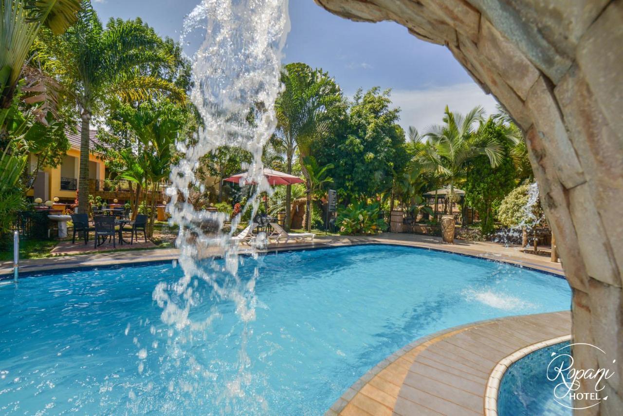 Ropani Hotel Kitende Bagian luar foto