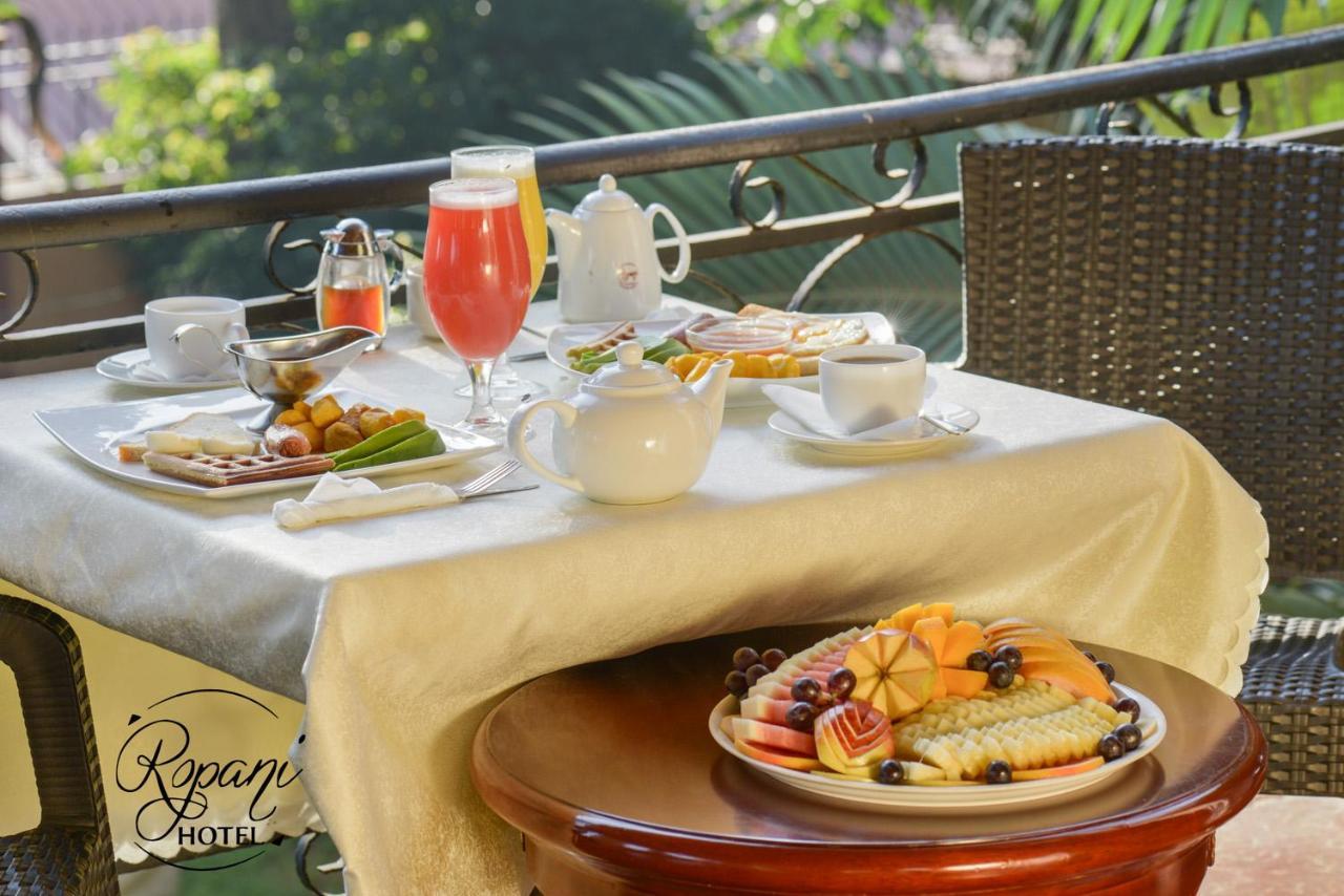 Ropani Hotel Kitende Bagian luar foto