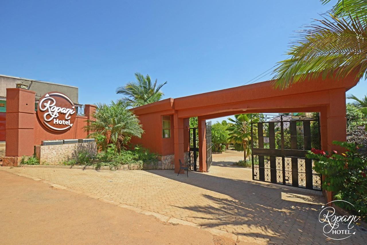 Ropani Hotel Kitende Bagian luar foto