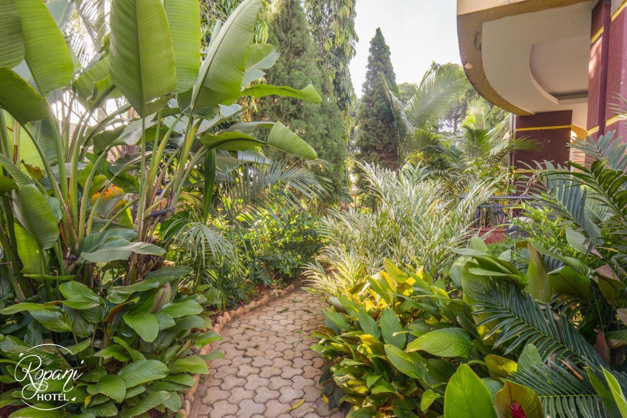 Ropani Hotel Kitende Bagian luar foto