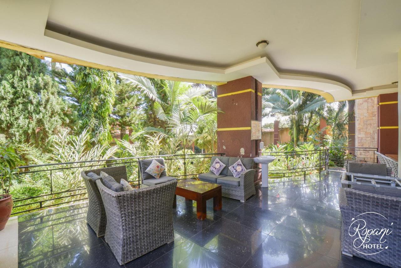 Ropani Hotel Kitende Bagian luar foto